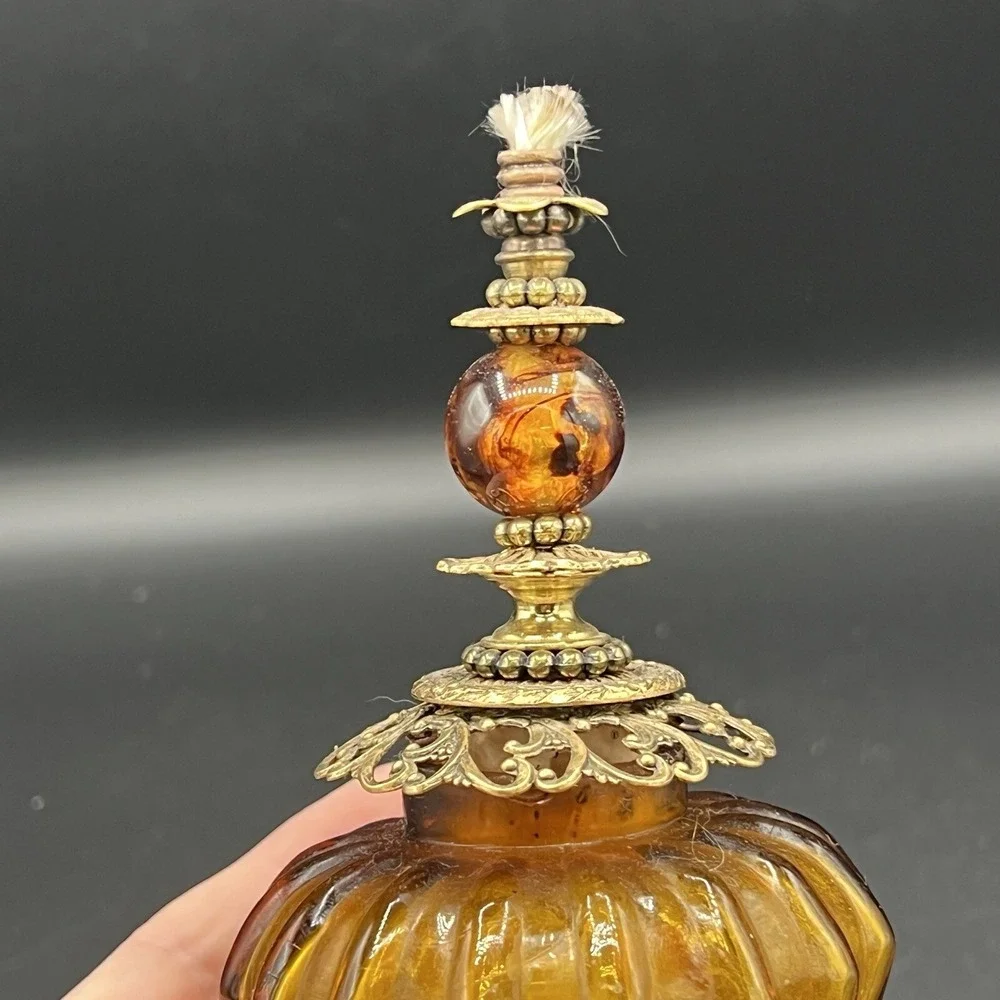 VTG Ornate Brass Oil‎ Lamp AMBER Glass Decorative Scalloped Edge Jeweled 4.5